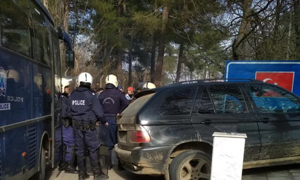 Τις πρώτες ώρες στις Καστανιές μια χούφτα αστυνομικών και φαντάρων κράτησαν τα σύνορα